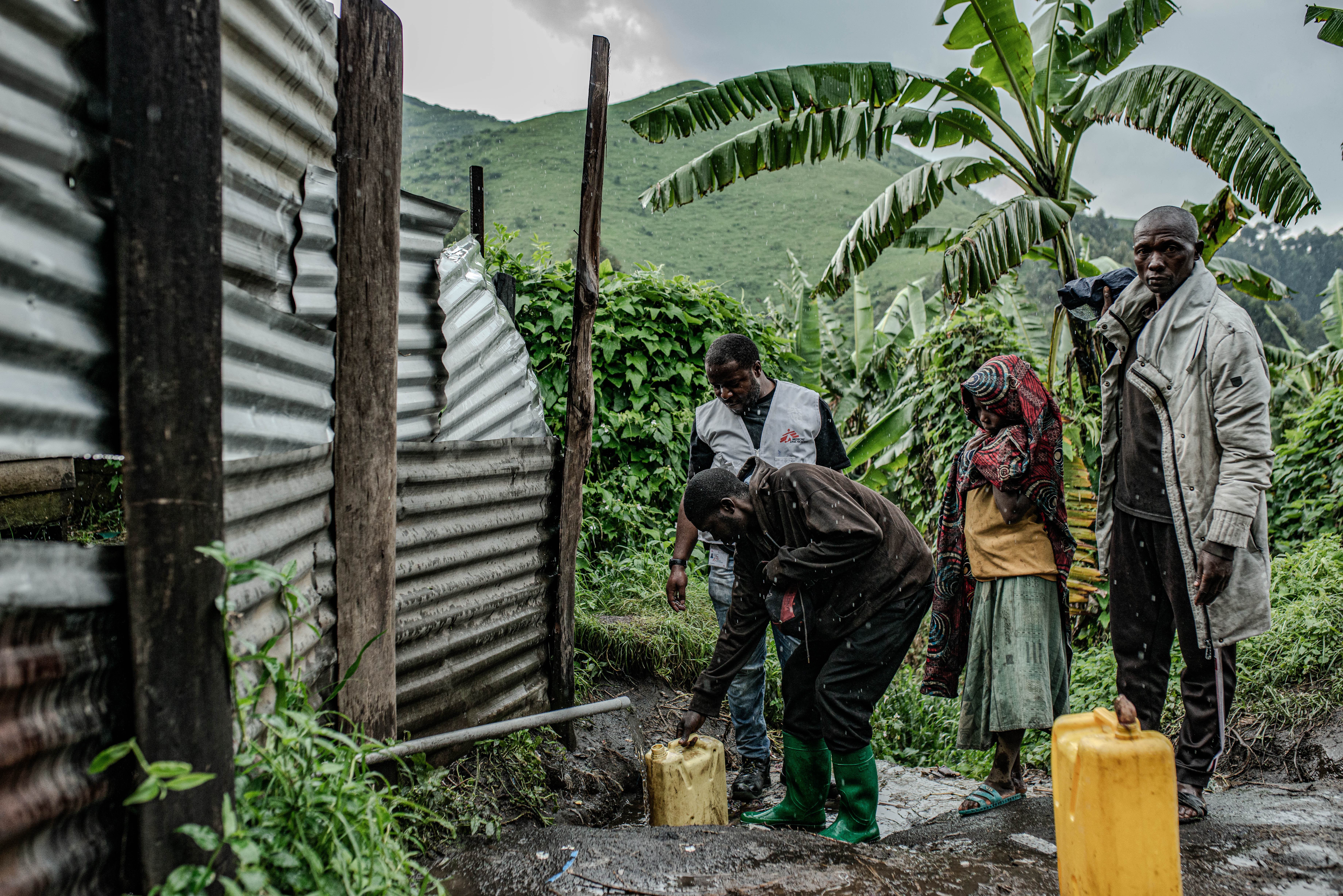 Mensen wachten op drinkbaar water, DRC.