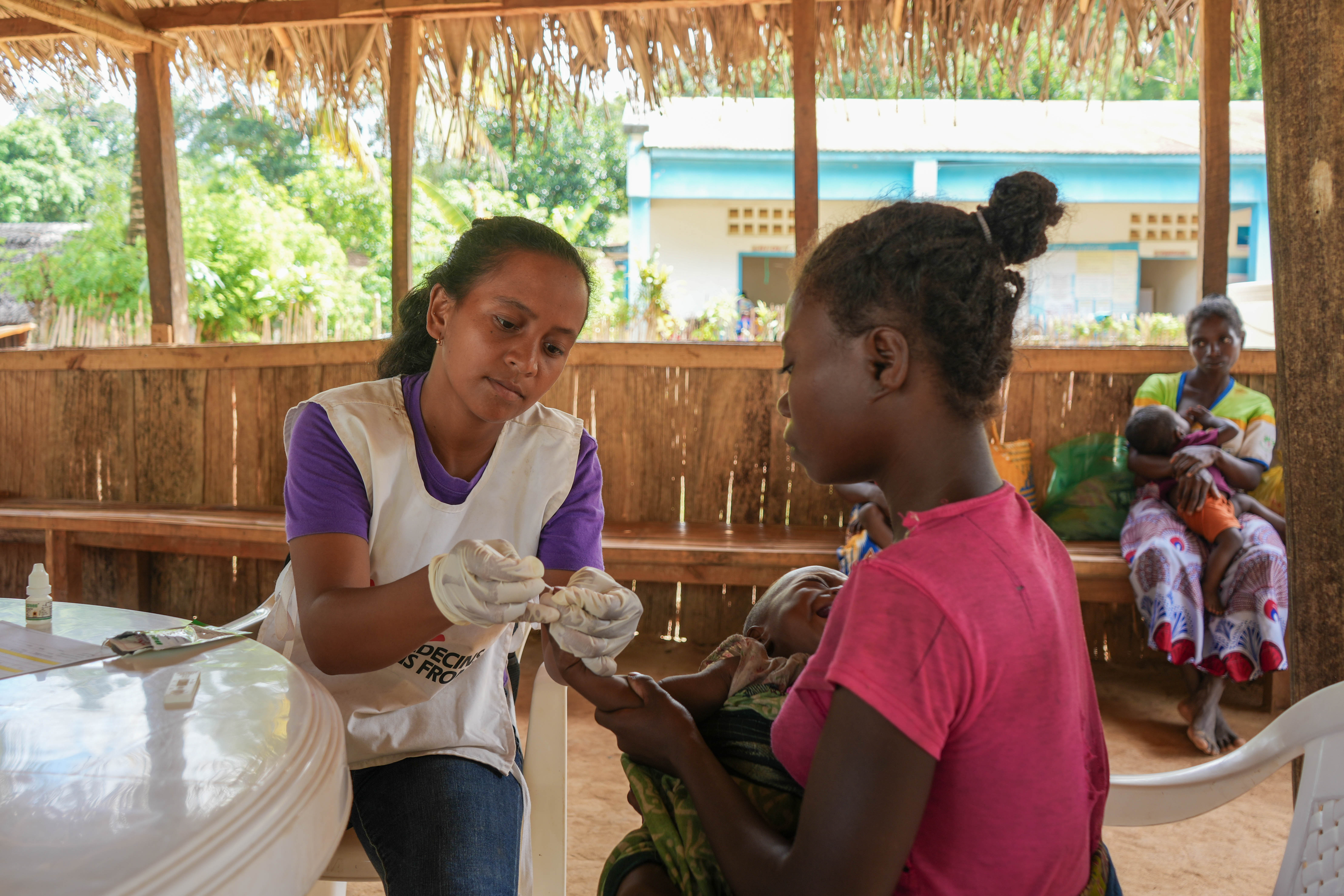 msf worker talking to a patient