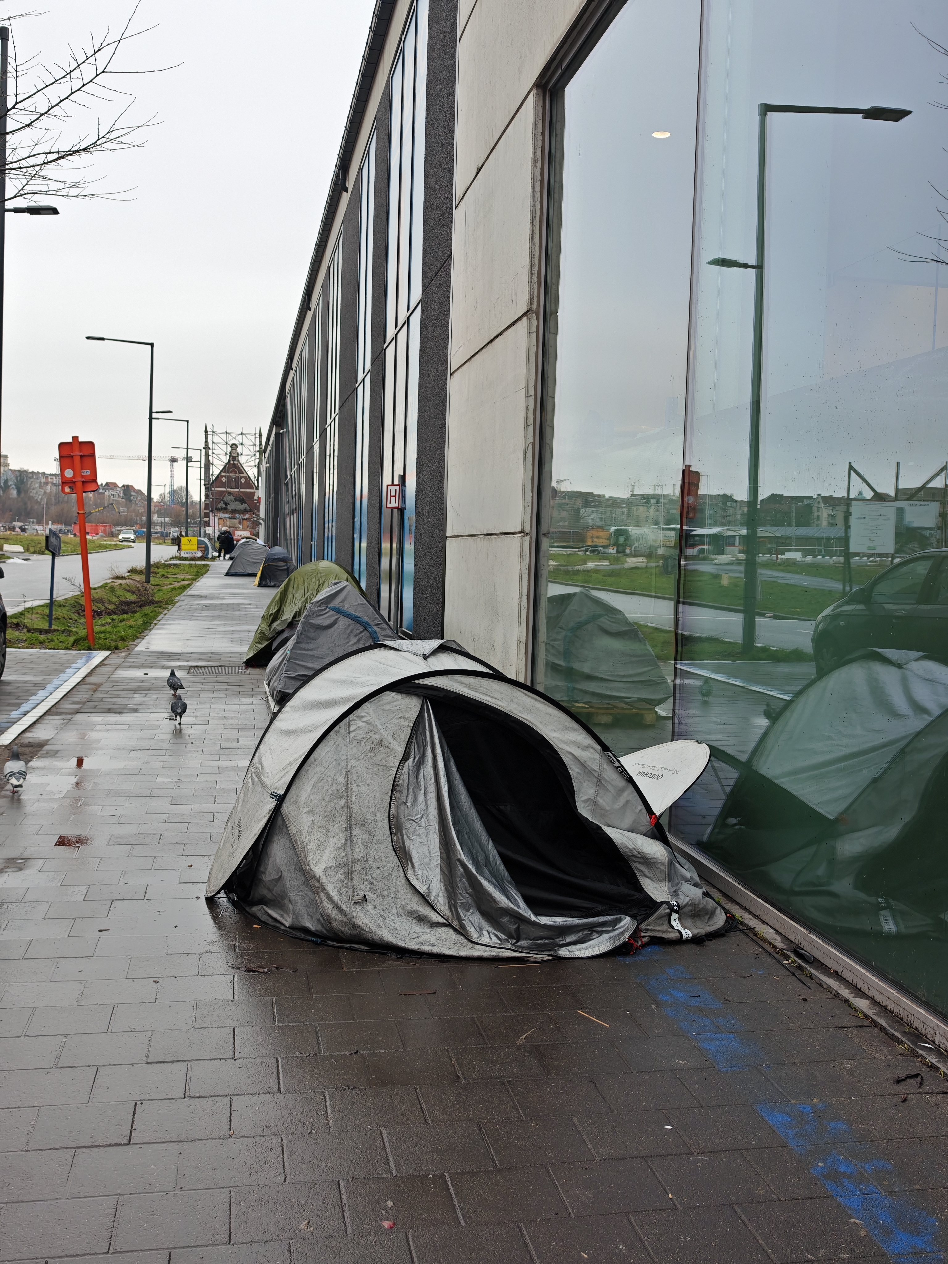 tent buiten humanitaire hub