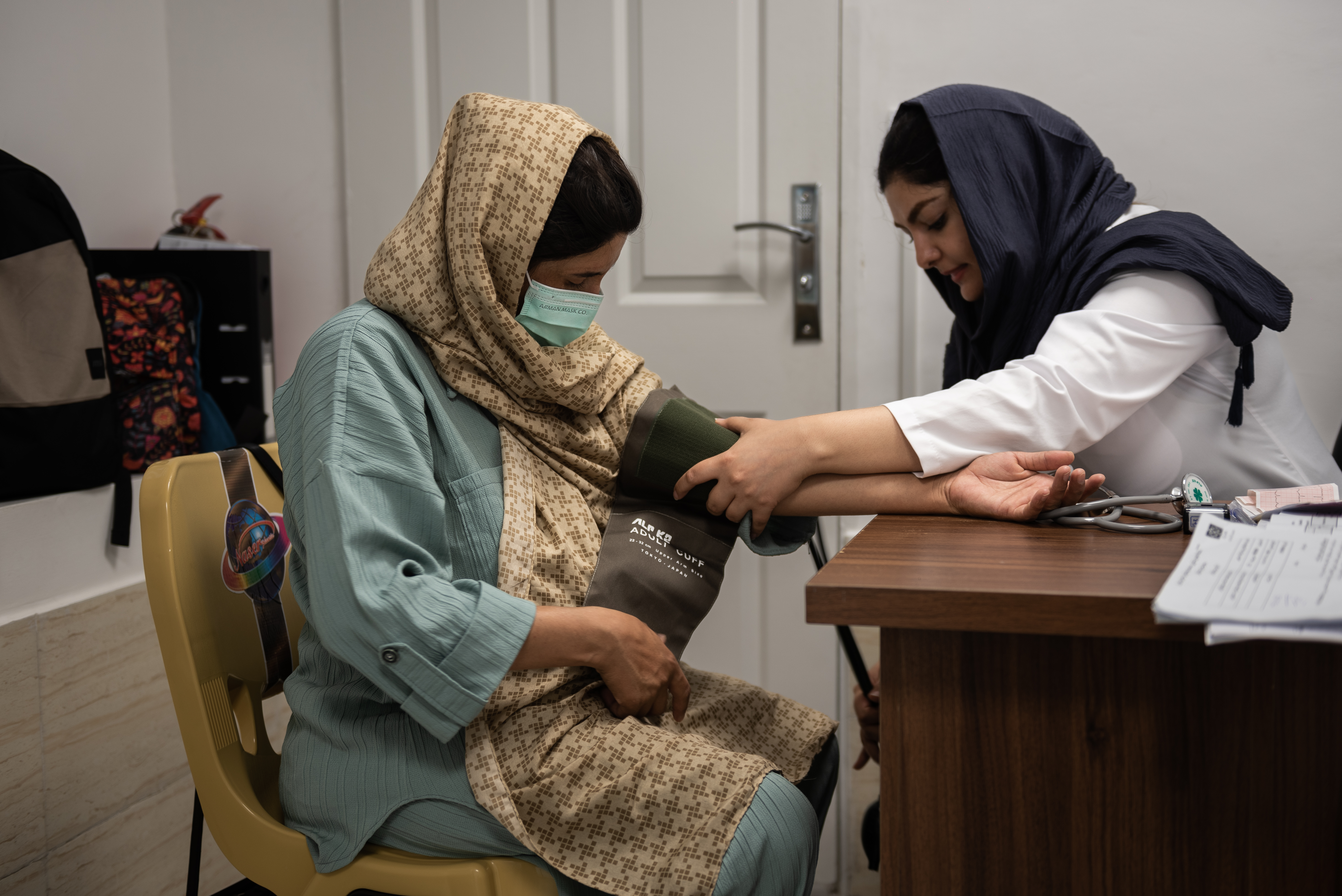 Docteur de MSF traite une patiente
