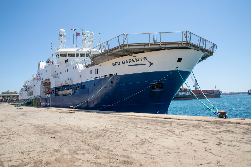 14 uur. Zolang duurde de uiterst strenge inspectie in de haven van Augusta. Haveninspecties zijn standaard in de maritieme wet, maar een inspectie van 14 uur duurt komt bijna nooit voor bij andere schepen.