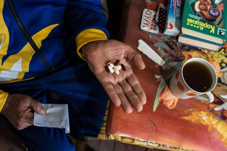 Un patient prend ses médicaments contre la tuberculose dans le village de Chudniv, dans la région de Zhytomyr, en Ukraine. © Oksana Parafeniuk/MSF