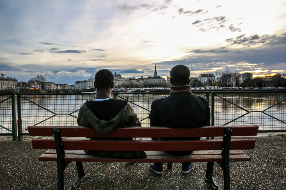 Deux jeunes sur un banc