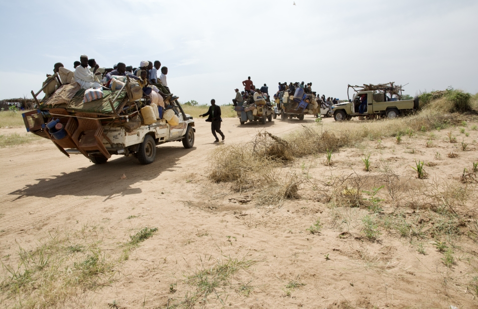 Arrivée de civils déplacés provenant d'El-Fasher assiégée au poste de contrôle à l'entrée de Tawila, Darfour-Nord, Soudan, 2024.