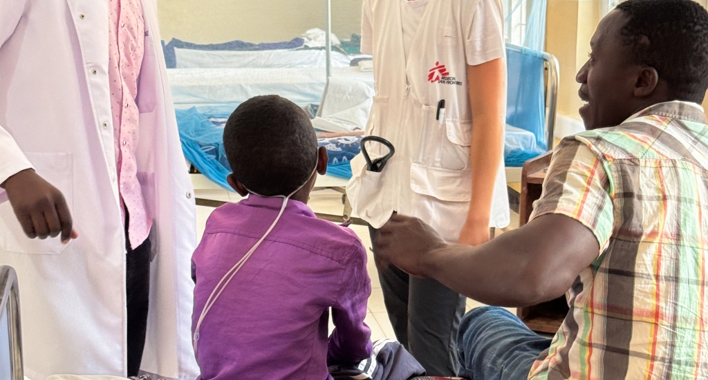 MSF employees talking to patients